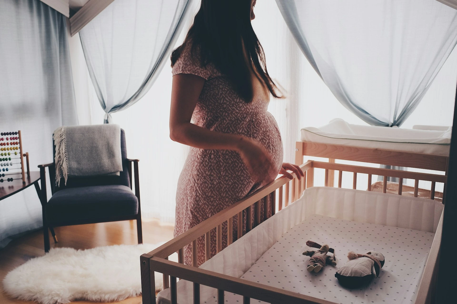 femme enceinte dans la future chambre de son bébé
