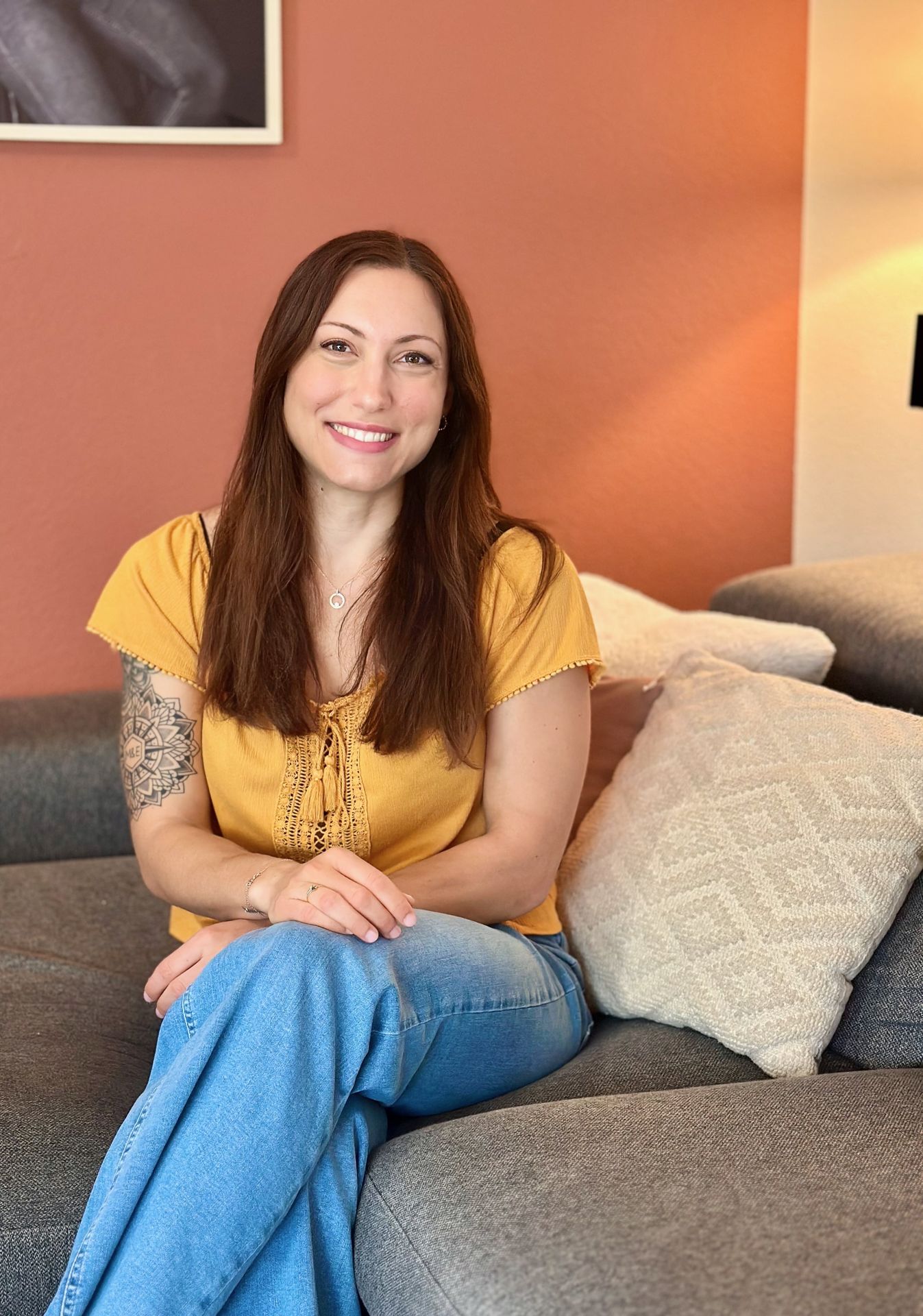 Tiffany souriante avant un séance de sophrologie dans son cabinet à Strasbourg