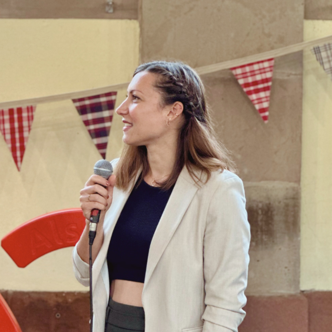 tiffany blaesius sophrologue et coach en nutrition en conférence pour ses livres de cuisine