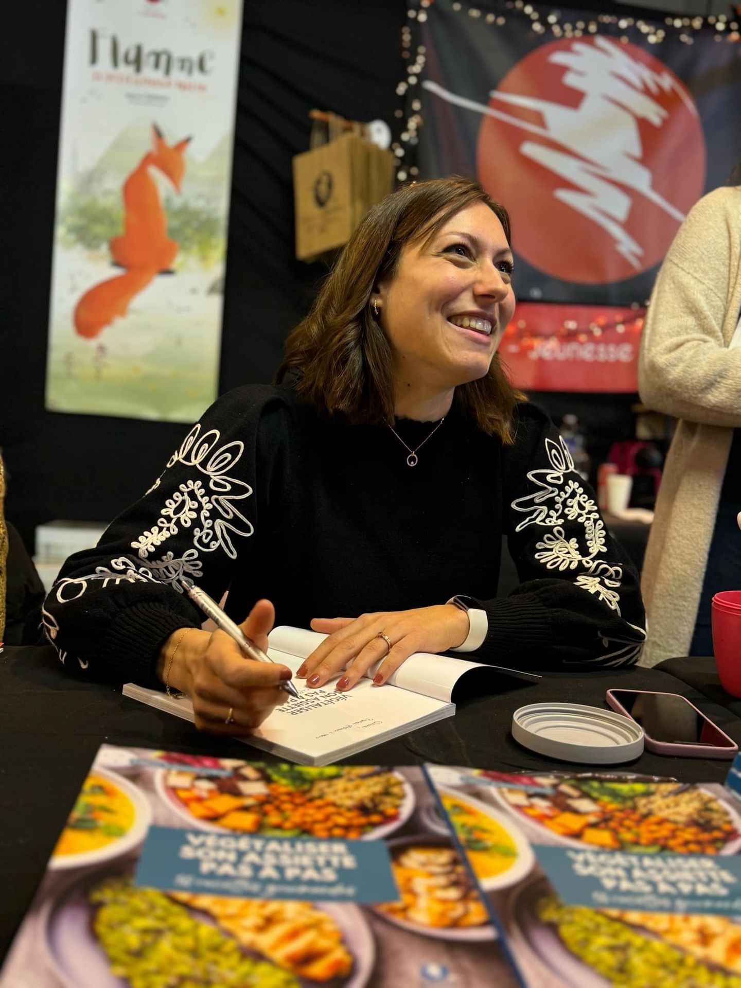 tiffany blaesius en seance de dedicace pour ses livres de cuisine