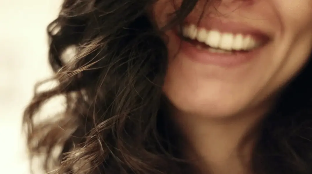 femme heureuse et souriante